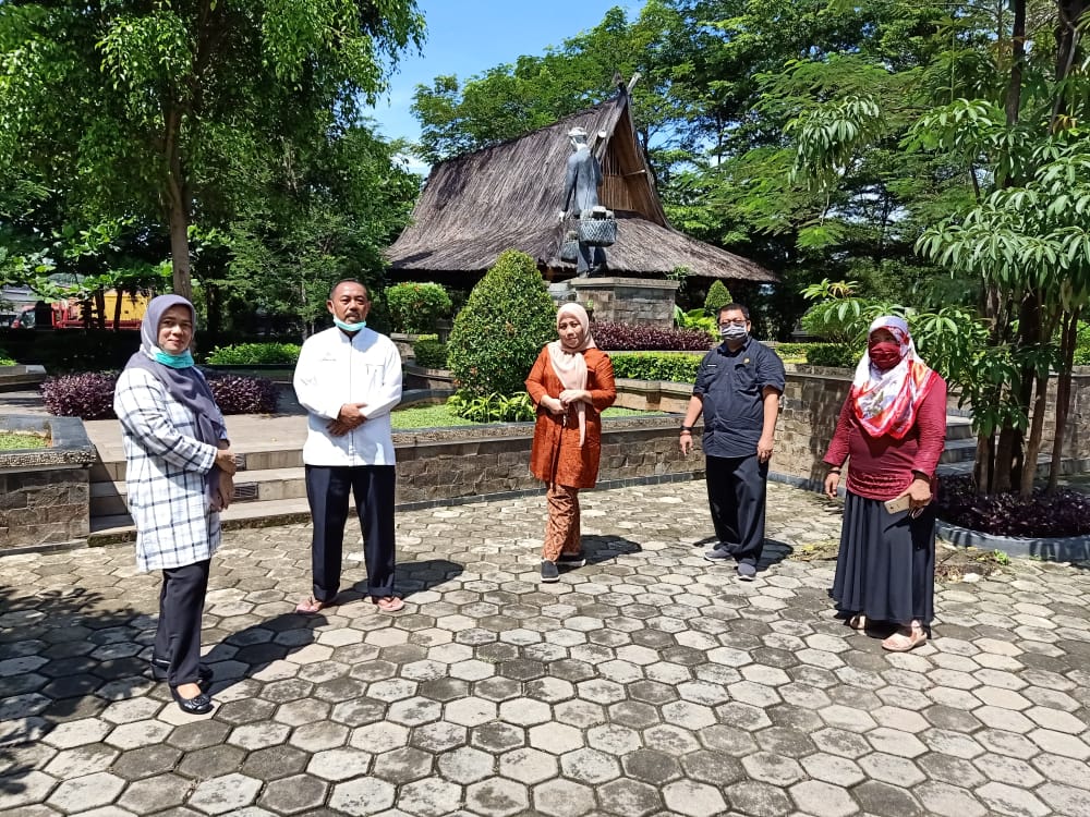 Para Kabid di Bappelitbangda Sedang Melaksanakan Aktivitas Berjemur Dalam Rangka Pencegahan Pandemi Convid 19