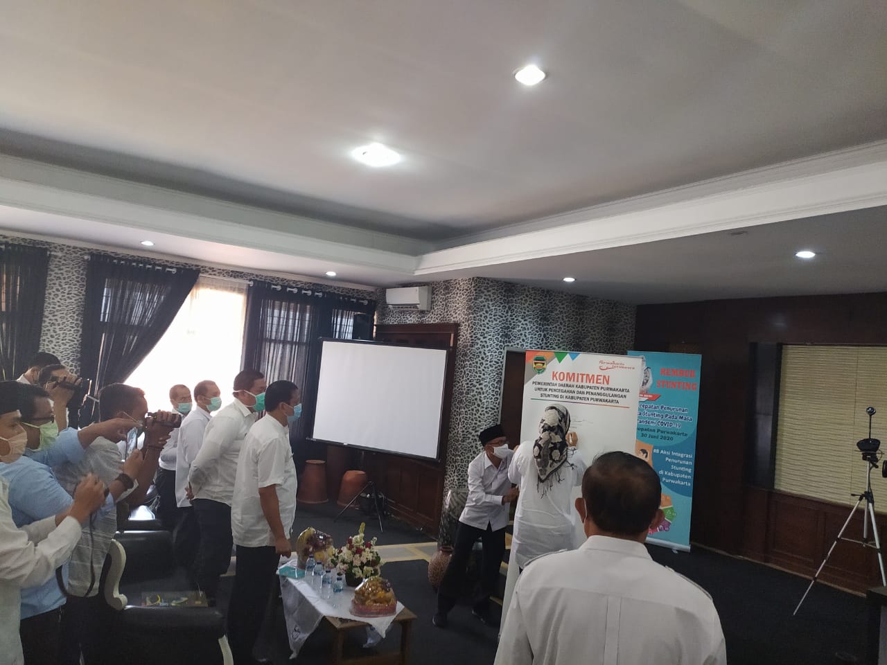 Kepala Bappelitbangda Turut Menyaksikan Proses Penandatangan Komitmen Pemda terkait Stunting oleh Bupati Purwakarta.