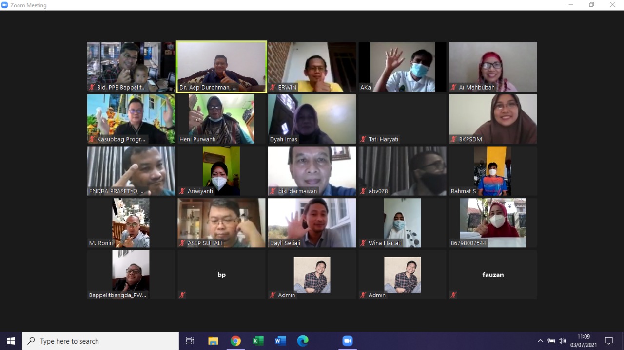 Pelaksanaan Zoom Meeting Pejabat Struktual Lingkup Bappelitbangda Kabupaten Purwakarta Terkait Persiapan Pelaksanaan PPKM Mikro di Unit Kerja 1