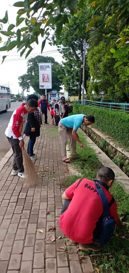 Koordinator Pelaksanaan Jum`at Bersih Pada Tanggal 03 Januari 2020 Bidang Sosial dan Budaya Bappelitbangda Kabupaten Purwakarta