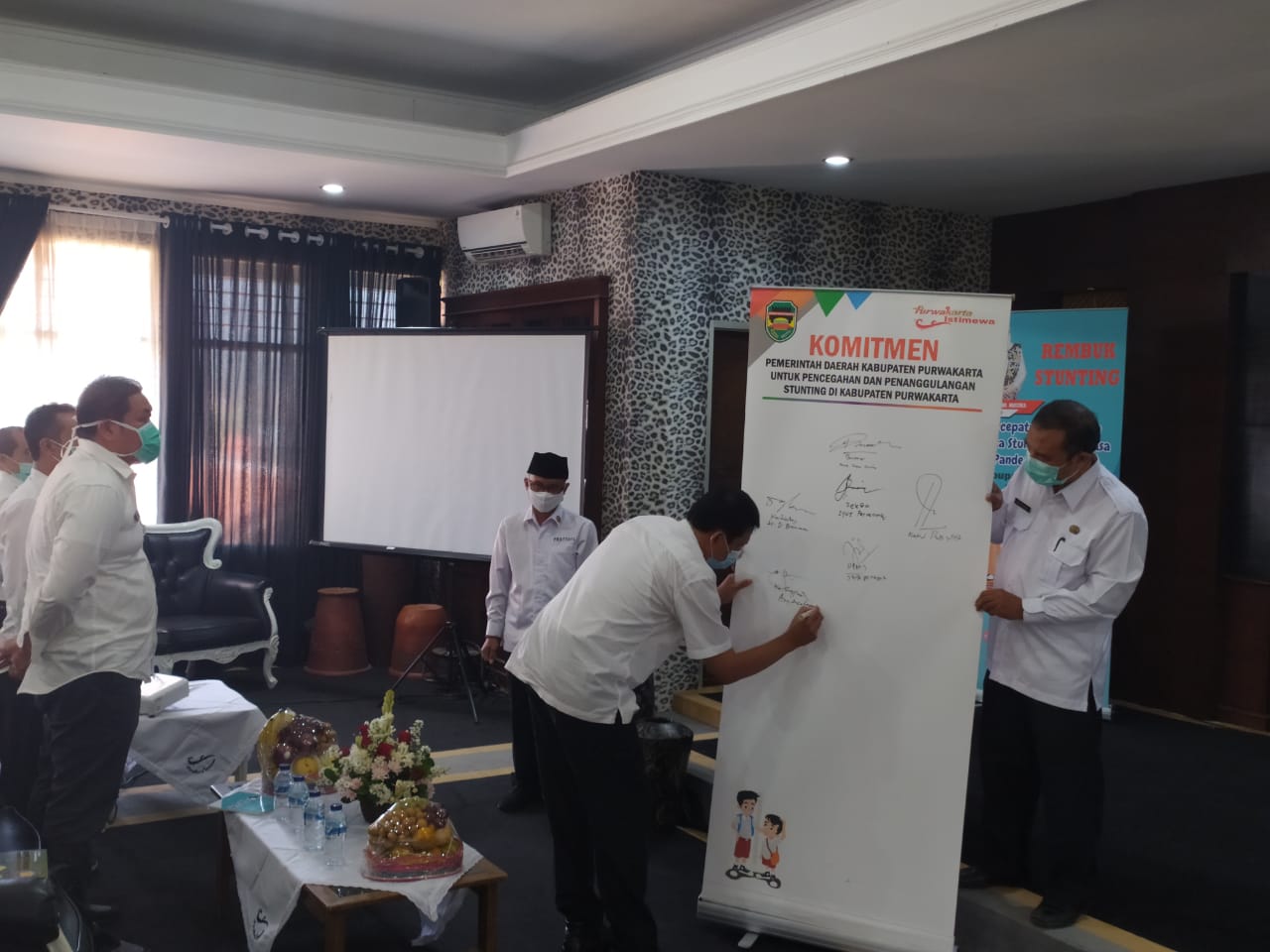 Penandatangan komitmen Pemda Kab. Purwakarta untuk Pencegahan dan Penanggulangan Stunting di Kabupaten Purwakarta oleh Kepala Bappelitbangda