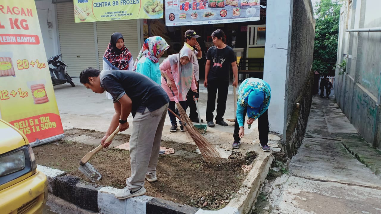 Partisipasi Bappelitbangda Dalam Giat Jum`at Bersih di Jalan Basuki Rahmat Dari Pertigaan Perhutani Sampai Dengan Sasakbeusi Kecamatan Purwakarta