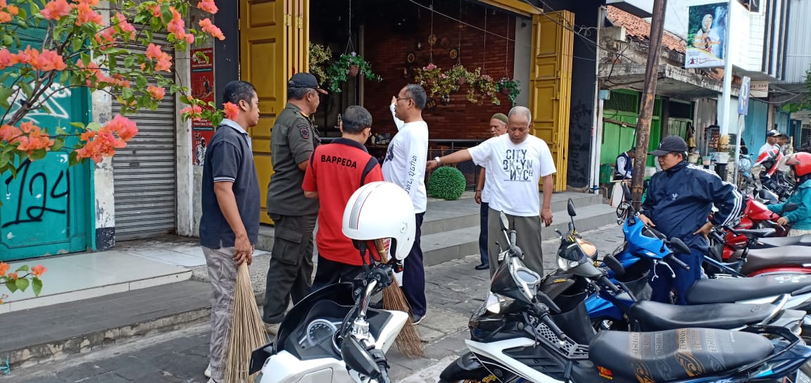 Pelaksanaan Kegiatan Jumsih di Sekitar Pasar Jum`at