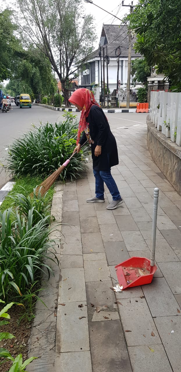 Partisipasi Kepala Bidang Litbang dan Evaluasi Bappelitbangda Dalam Pelaksanaan Kegiatan Jum`at Bersih Tanggal 10 Januari 2020
