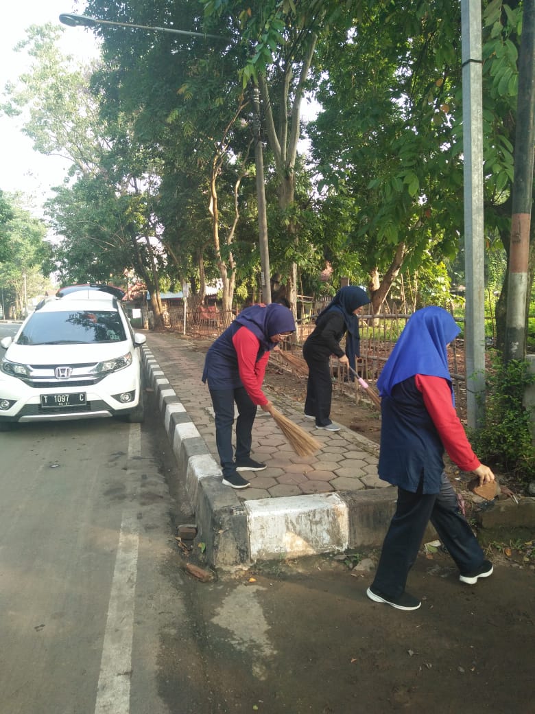 Koordinator Pelaksanaan Kegiatan Jumat Bersih Tgl 17 Januari 2020 : Bidang Litbang dan Evaluasi Bappelitbangda