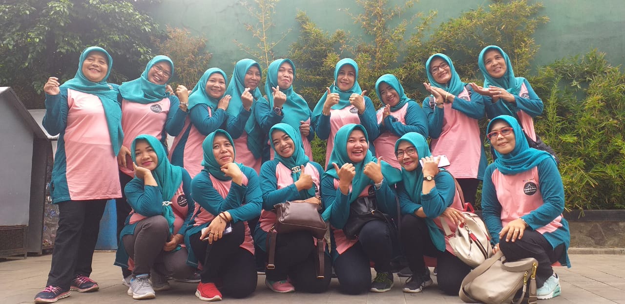 Perwakilan Ibu Dharma Wanita Bappelitbangda Dalam Pelaksanaan Kegiatan Senam Bersama