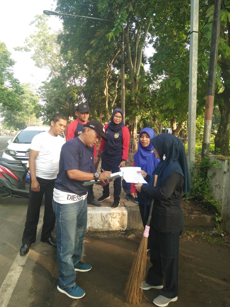 Laporan Partisipasi Bappelitbangda Dalam Kegiatan Jumsih di Depan BTN/Lapang Sahate sd Pasar Rebo Kepada Koordinator Kegiatan (Kabid Linmas Satpol PP)