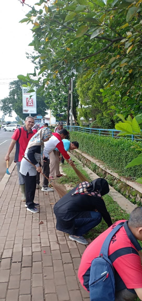 Pelaksanaan Jum`at Bersih di Pertigaan Jl CIkopo sd Tajug Gede Purwakarta