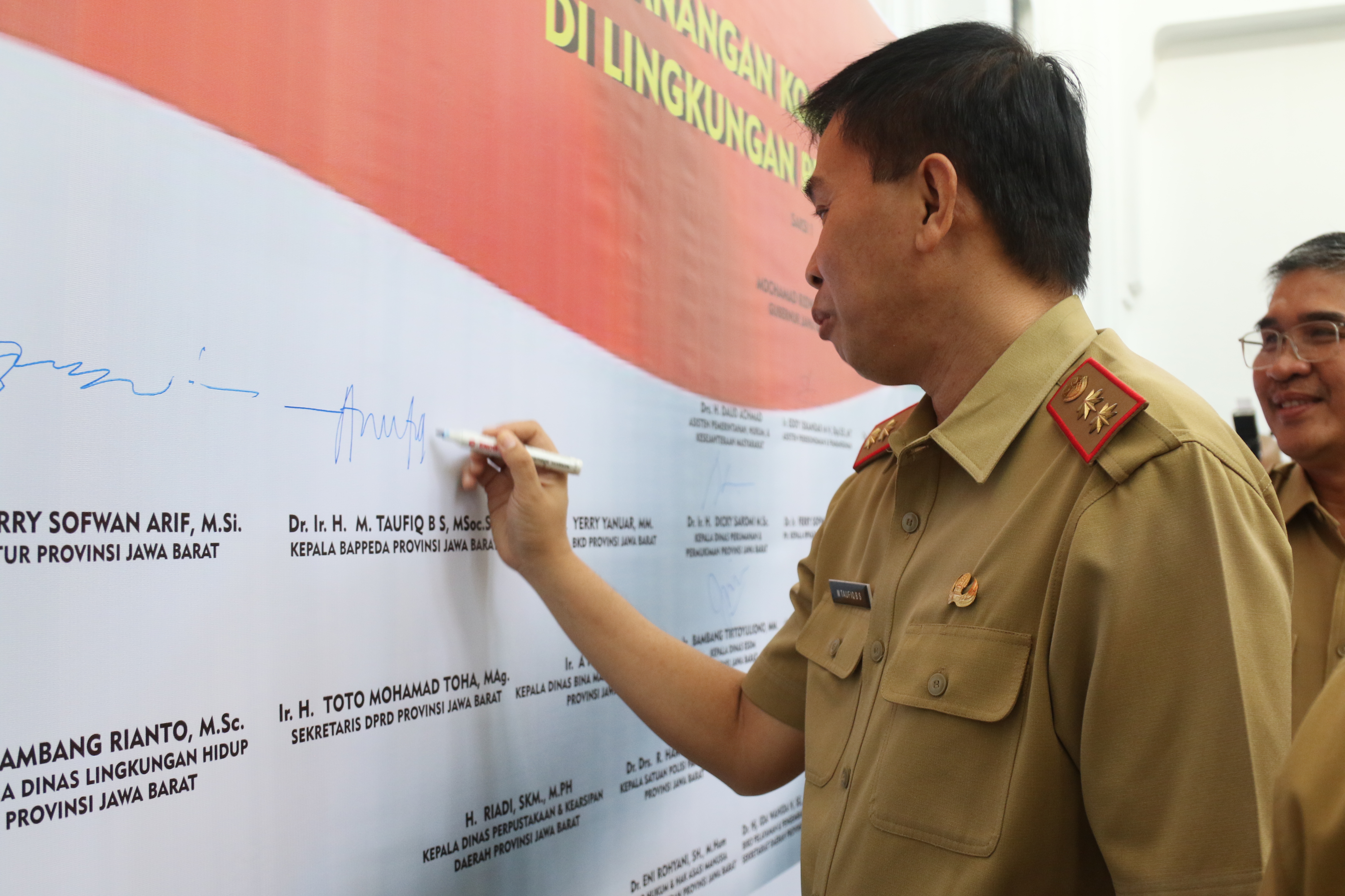 Kepala Bappeda Jabar Menandatangani Pencanangan Komitmen Pembangunan Zona Integritas